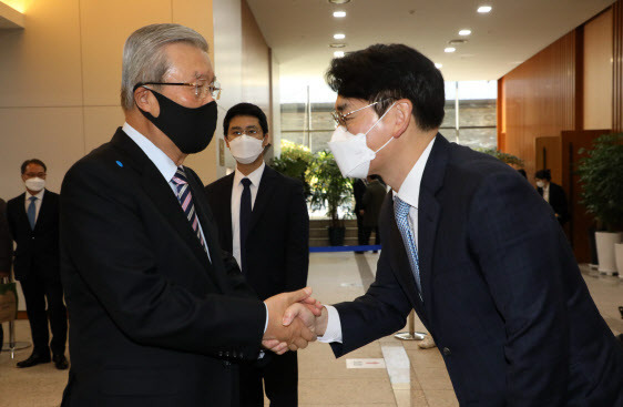 김종인 전 국민의힘 총괄선거대책위원장이 지난달 1일 서울 종로 교보타워에서 열린 ‘박용진의 정치혁명’ 출판기념회에 참석해 박용진 의원과 악수를 하고 있다.(사진=연합뉴스)