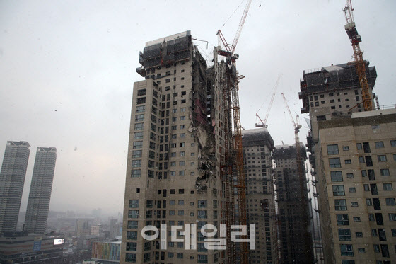 지난 11일 오후 4시께 광주 서구 화정동에서 신축 공사 중인 고층아파트의 외벽이 무너져내렸다. (사진=연합뉴스)