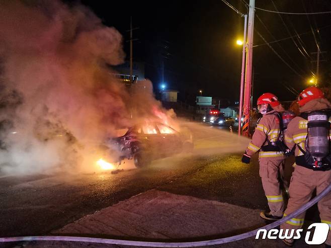 지난 11일 오후 6시께 태안읍 삭선리에서 발생한 전기차 화재 진압 모습© 뉴스1