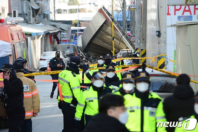 12일 오전 광주 서구 화정동 신축 아파트 붕괴 사고 현장에서 경찰이 현장을 통제하고 있다. 해당 신축 아파트에서는 전날 오후 3시46분쯤 외벽이 붕괴돼 6명이 실종됐다. 2022.1.12/뉴스1 © News1 정다움 기자