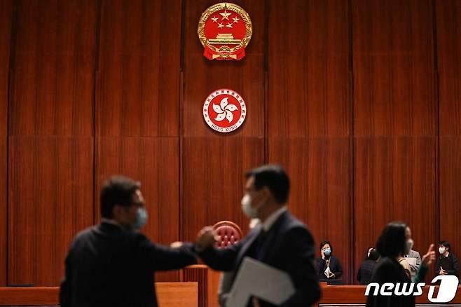 새 임기를 시작한 홍콩 입법회 의원들이 12일 중국 국장이 새로 내걸린 회의장에서 인사를 나누고 있다. © AFP=뉴스1