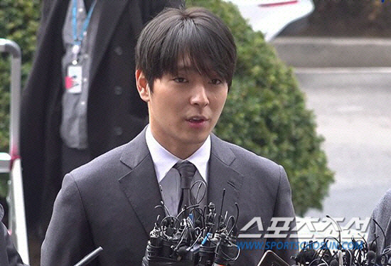Choi Jong-hoon, who was shocked by the group FT Island and the so-called Jung Joon-young Dont Bother, was revealed.One media outlet revealed the current status of Choi Jong-hoon, who was released from prison on November 8 last year; Choi Jong-hoon is living a religious life in church with Mother.He attends worship every Sunday at a fixed time and is regarded as a sincere believer.However, Choi Jong-hoon and his mother are understood to have a religious life that is far from reflection.Choi Jong-hoon was greatly embarrassed by the question of the reporters asking about the current situation after his release, saying, Why is that? He said, Im sorry about the plan to return to the entertainment industry.When asked about the occasion of going to church, he said, How did you know, how did church people spill my information like this?In particular, Choi Jong-hoon responded greatly to the camera and said, I have a bad trail and I have a shock, so what would I say to the recorder?Choi Jong-hoons mothers reaction was not much different.Mother of Choi Jong-hoon told reporters asking about Choi Jong-hoons return plan: Why do you ask that? Go.To be a god-scared-up, Why would a child who wants to live in faith. After years, he will know.God will take care of it and solve it. He even warned, Leave it alone. Choi Jong-hoon hats may have left unjust, but the general public is in a state of great response: there is no sign of reflection at all.Choi Jong-hoon was shocked by the so-called Jung Joon-young Dont Bother incident.The Jung Joon-young Dont Bother case was not enough to rape and illegally shoot women in Hongcheon, Gangwon Province in January 2016 and Daegu in March 2016 by Jung Joon-young Choi Jong-hoon, Burning Sun former MD Kim Moo, office worker Kwon Moo, and entertainment former employee Huh Moo. Ill tell you.The incident surfaced during the Burning Sun Gate investigation involving Big Bang former member Seungri, and police charged Choi Jong-hoon with arrest.Choi Jong-hoon poured out a statement saying unjust during the trial, saying, I did not have sex with Victims, and even if I had sex, I had sex by consensus.The court sentenced Choi Jong-hoon to five years in prison in May 2019 for violating laws on the punishment of violent crimes, etc. (special level rape).However, Choi Jong-hoon appealed on the grounds of a sentencing unfairness, and the second trial court sentenced Choi Jong-hoon to two and a half years in prison for not having a same-sex record and agreeing with Victims.Although he was commuted and released from prison, the public was speechless to the imposing appearance of a hat that expressed injustice even though the worst crimes committed by Choi Jong-hoon and his friends were still deeply imprinted on the minds of the public.Meanwhile Jung Joon-young, who was tried on the same charge as Choi Jong-hoon, is being held under The Judgment for six years in prison.Victory has been sentenced to three years in prison for a military trial, but has appealed.