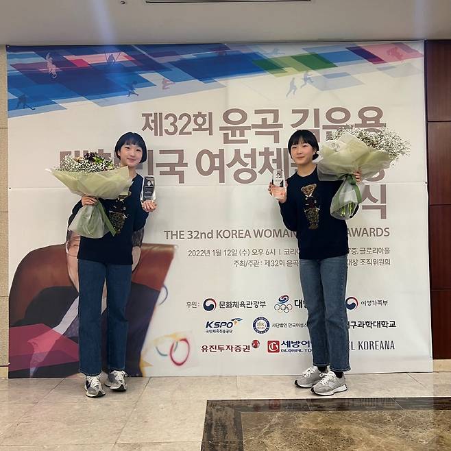 김민지(왼쪽) 김민선 쌍둥이 자매가 김운용 체육대상 꿈나무상을 수상했다. 사진제공=한국중고배드민턴연맹