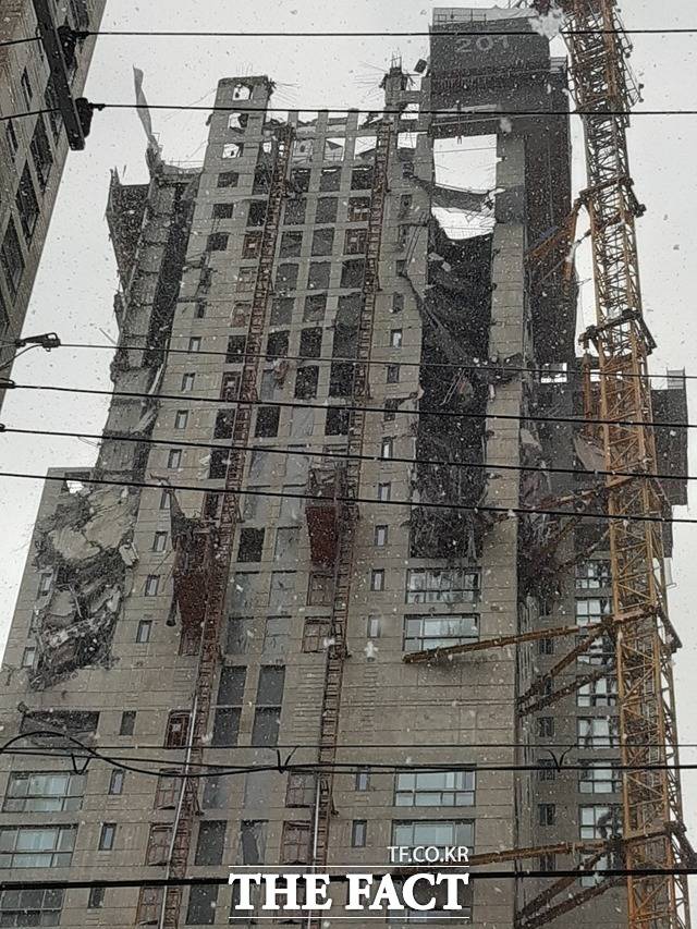 지난 11일 오후 발생한 붕괴 사고로 공사 중 외벽이 무너져 내린 광주 화정 아이파크 아파트. /더팩트 DB