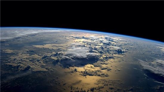 국제우주정거장(ISS)에서 촬영한 바다 위로 막 태양이 떠오른 직후의 지구. NASA 제공
