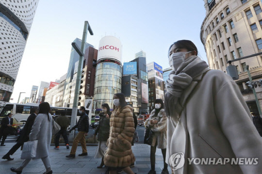 코로나 재확산하는 일본…도쿄 모습. 12일 일본 수도 도쿄 도심에서 마스크를 쓴 사람들이 이동하고 있다. <도쿄 AP=연합뉴스>