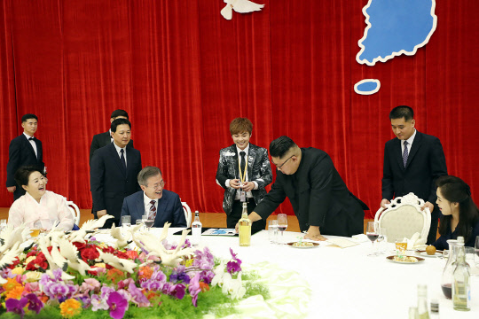 2018년 10월 2일 청와대가 공개한 문재인 대통령과 김정은 북한 국무위원장의 남북정상회담 당시 사진. 청와대 제공.