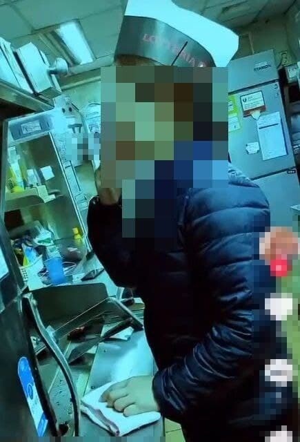 동영상 플랫폼 틱톡에 롯데리아 아르바이트생이 담배를 피우는 영상이 올라와 논란이 되고 있다. 연합뉴스