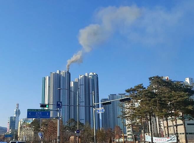 12일 강원도 춘천의 한 아파트 신축 공사 현장에서 불이 나 연기가 나고 있다. 독자제공 연합뉴스
