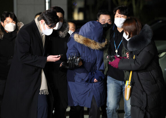 회삿돈 2215억원을 횡령한 혐의를 받는 오스템임플란트 직원 이아무개씨가 지난 6일 오전 서울 강서경찰서로 들어가고 있다. 연합뉴스