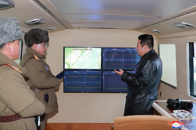 11일 김정은 북한 국무위원장이 극초음속 시험발사를 지도하고 있는 모습. 평양=조선중앙통신, 연합뉴스