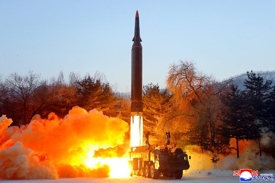 북한이 지난 5일 자강도에서 동해상으로 발사한 극초음속 미사일. 합동참모본부에 따르면 북한은 11일에도 자강도에서 같은 종류로 추정되는 극초음속 미사일 1발을 동해상으로 발사했다. 이 미사일은 마하 10 속도로 최고 고도 60㎞에 700㎞를 비행했다. [연합뉴스]