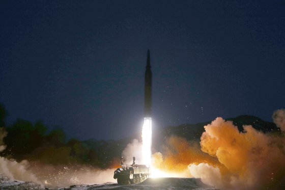 지난 11일 북한이 발사한 탄도미사일과 관련 "극초음속 미사일 시험발사를 진행해 대성공했다"고 노동신문은 12일 보도했다. [연합뉴스]