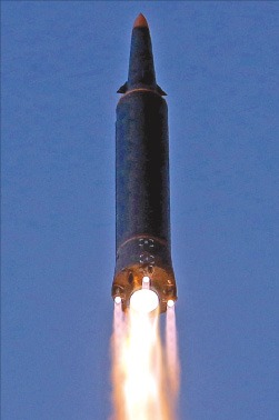 오른쪽은 미사일 발사 모습.  /조선중앙통신연합뉴스