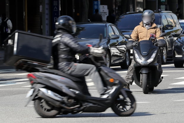 서울 시내에서 라이더들이 오토바이를 타고 배달하고 있는 모습. 사진=뉴스1