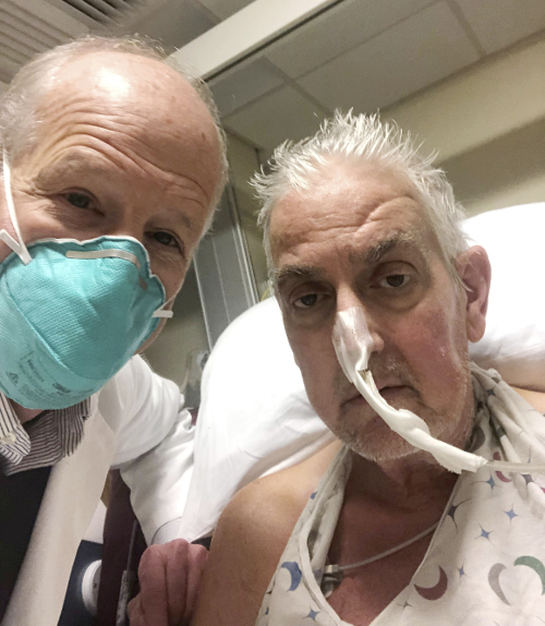 의식을 찾은 환자 베넷(오른쪽)과 수술을 집도한 바틀리 그리피스 박사. 로이터연합뉴스