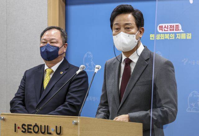 오세훈 서울시장이 12일 서울시청에서 열린 서울시 민생지킴 종합대책 발표에서 취재진 질문에 답하고 있다. 왼쪽은 김인호 서울시의회 의장. 연합뉴스