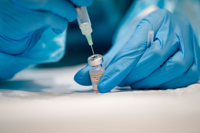 이스라엘 전염병 전문가가 대부분의 사람들이 코로나19 백신 3회 접종으로도 충분한 면역력을 확보할 수 있다고 주장했다. [AFP = 연합뉴스]