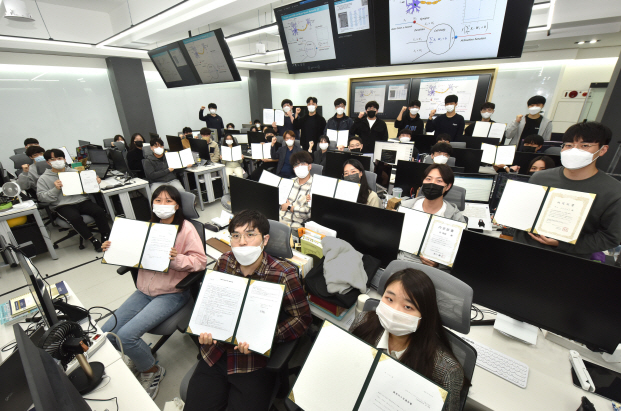 영진전문대 일본IT과 올해 졸업예정 학생들이 전원 일본 기업에 내정된 가운데 대학 실습실서 취업 내정서를 펼쳐보이고 있다. [사진 제공 = 영진전문대]