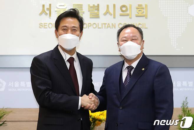 오세훈 서울시장이 지난해 4우러 8일 오전 취임 첫 외부 일정으로 서울 중구 서울시의회를 찾아 김인호 시의회 의장과 악수하고 있다./사진=뉴스1