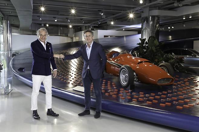 마세라티가 전기차 레이싱 ‘포뮬러 E 월드챔피언십’에 나선다. 사진은 다비데 그라소(왼쪽) 마세라티 CEO와 알레한드로 아각 포뮬러 E 회장의 모습. /사진=마세라티