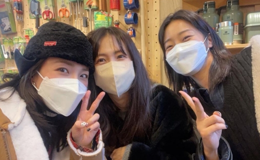 Sandara Park (real name Parksan Daraa and 37), a broadcaster from the group 2NE1, met the Daraa Tour Team.On Wednesday, Sandara Park released a photo of her gathering with actor Park So-hyun (52) and model and actor Kang Seung-hyun (36) on her Instagram account.Its been a long time since Ive been together on a regular trip to the Philippines every year...the last time I went was my birthday in 2019.I do not meet often for safety these days, but I have had a good time to meet and remember the past for a long time. # News # Talk # Healing # Hanbyeon, he added. I am still able to take pictures of food air shot by Sohyeon.Sandara Park, Park So-hyun and Kang Seung-hyun had a great time shopping or eating.Foods ordered by Sandara Park, Park So-hyun, famous for news, also attract attention: a plate of corn and a bread.Sandara Park, who maintained a weight of 38kg during 2NE1 activity, said it succeeded in increasing 8kg last year.