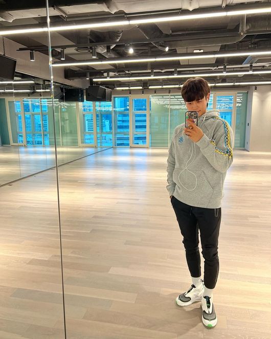 Minho has revealed his current situation.On the afternoon of the 12th, SHINee member and actor Minho released several photos on his instagram with a short message called Earl.Minho, who is taking a mirror selfie in the practice room, is in a comfortable outfit, and Minho captures the attention of viewers with a small face and a warm visual.Meanwhile, Minho recently released a new song Heartbreak, a song about the pain of hearts received from lovers who take light of my relationship with me.minho instagram