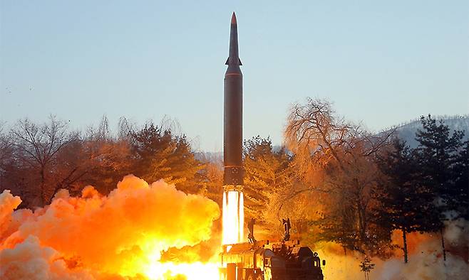 북한 조선중앙통신이 지난 6일 “전날 국방과학원이 극초음속 미사일을 시험 발사를 진행하였다”며 공개한 사진. 연합뉴스