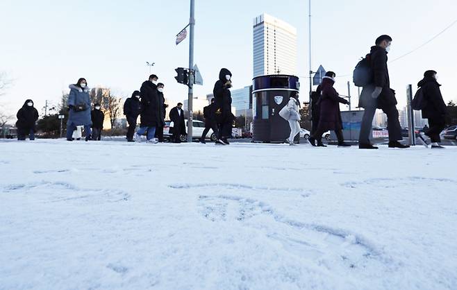 전국의 아침 기온이 영하로 떨어져 추운 날씨를 보인 지난 11일 오전 서울 서초구 고속터미널역 인근에서 시민들이 출근길을 재촉하고 있다. 연합뉴스
