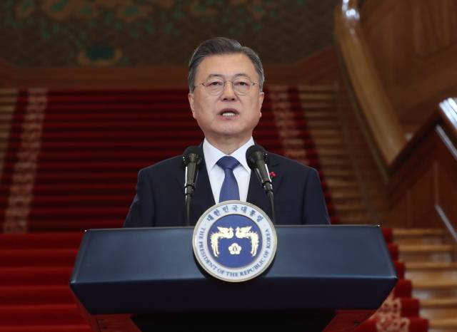 문재인 대통령이 3일 오전 청와대에서 2022년 임인년 신년사를 발표하고 있다. /연합뉴스