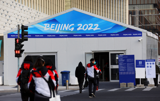 베이징 동계올림픽 자원봉사자들이 11일 메인 프레스센터로 들어가고 있다. /로이터연합
