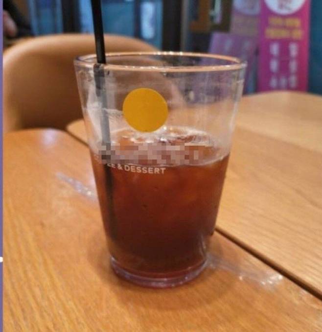 유명 커피 전문점에서 주문한 커피 컵에 노란 스티커가 붙여져 있다.(사진=온라인 커뮤니티 ‘블라인드’)