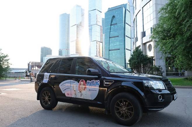 ▲밀키스 러시아 차량 랩핑광고. (사진=롯데칠성음료)