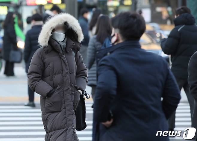 영하권 추위 속 출근길에 오른 시민들이  빠르게 걸음을 옮기고 있다. /뉴스1 © News1