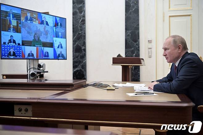 블라디미르 푸틴 러시아 대통령이 12일(현지시간) 모스크바 크렘린에서 열린 화상 각료회의를 주재하고 있다. © AFP=뉴스1 © News1 우동명 기자