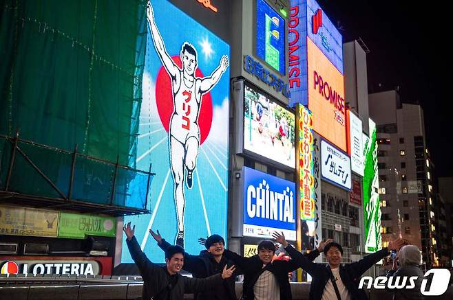 서일본의 중심지인 오사카부에서 13일 약 2400명의 신규 확진자가 보고됐다. © AFP=뉴스1