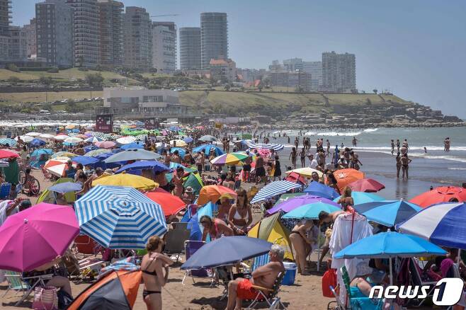 사람들이 2022년 1월 12일(현지시간) 아르헨티나 부에노스아이레스의 한 해변가에서 무더위를 피하고 있다. © AFP=뉴스1 © News1 김지현 기자