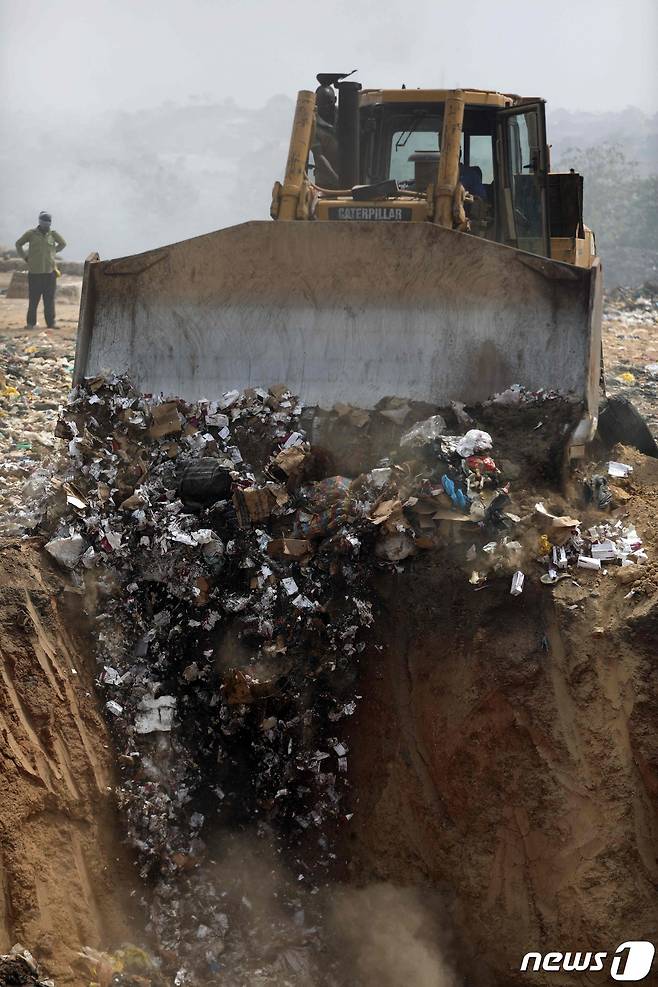 나이지리아에서 유통기한이 지난 아스트라제네카 코로나19 백신이 폐기되고 있다. 지난해 12월 나이지리아는 선진국에서 받은 백신 100만 회분을 폐기했다. © AFP=뉴스1 © News1 정윤영 기자