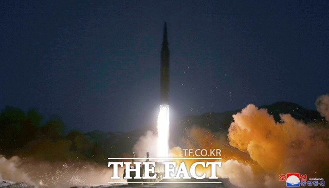 북한이 11일 김정은 국무위원장이 참관한 가운데 극초음속미사일 시험발사에 성공했다며 12일 사진을 공개했다./조선중앙통신