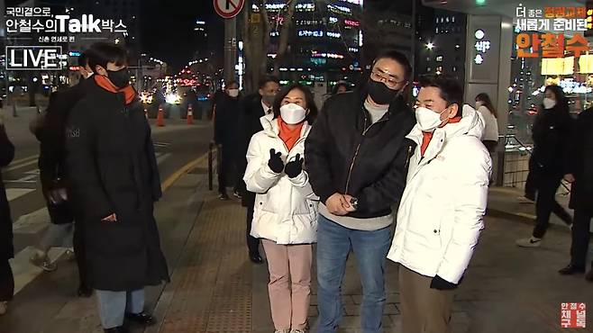 안철수 국민의당 대선 후보(오른쪽 첫번째)와 그의 아내 김미경 교수(오른쪽 세번째)가 13일 서울 서대문구 연세로에서 한 시민과 기념촬영을 하고 있다. /유튜브 캡처
