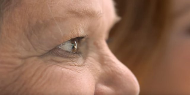 녹내장으로 오진한 의사 탓에 15년간 시각장애인으로 살다가 최근 백내장 판정을 받고 수술을 통해 시력을 되찾은 코니 파크. 사진=유튜브 ‘UCHealth’ 채널 영상 캡처