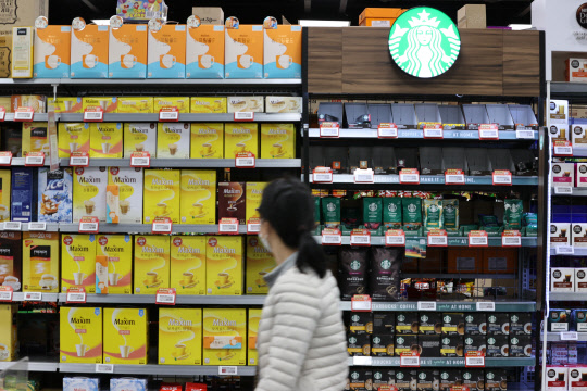 미국이 39년여만의 최고 물가상승폭을 기록한 가운데 국내 생활용품·식료품 물가도 줄줄이 올랐다. 사진은 9일 경기도 고양시 한 대형마트 커피 판매대 모습.