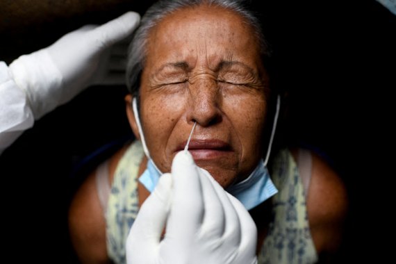 브라질의 리우데자네이루에서 한 여성이 코로나19 PCR검사를 받고 있다. /사진=로이터뉴스1