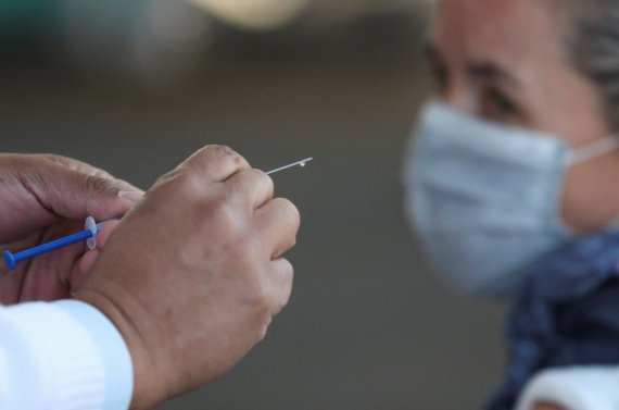 멕시코의 수도 멕시코시티에서 의료진이 코로나19 백신이 들어있는 주사기를 만지고 있다. /사진=로이터뉴스1