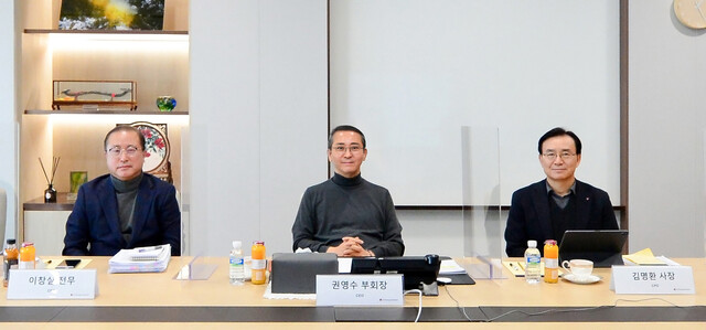 지난 10일 LG에너지솔루션 대표이사 권영수 부회장(가운데) 등이 참석한 LG에너지솔루션 기업공개(IPO) 온라인 기자간담회가 열리고 있다. 연합뉴스.