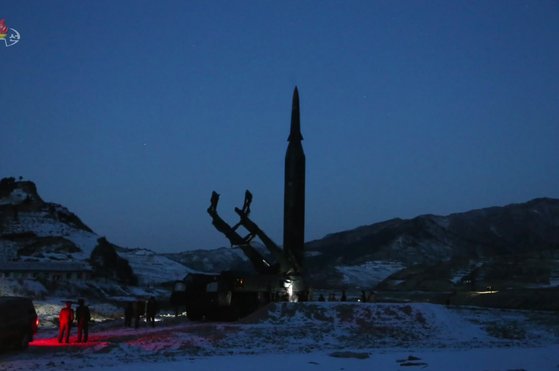 지난 11일 북한에서 극초음속미사일 발사를 준비하는 현장을 조선중앙TV가 12일 보도했다. 발사 장소는 자강도로 알려졌다. 조선중앙TV 화면이다. 연합뉴스