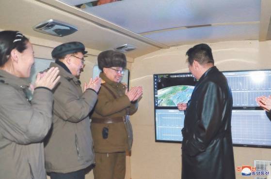 김정은 북한 국무위원장이 전용 차량에서 극초음속 미사일 비행을 모니터로 지켜보고 있다. 오른쪽 위 모니터에 '극초음속미싸일 비행 궤도'라고 써 있다. 연합
