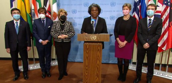 린다 토머스-그린필드 주유엔 미국 대사가 지난 10일(현지시간) 유엔 6개국을 대표해 북한 탄도미사일을 규탄하는 성명을 발표하는 모습. 유엔 웹 티비 캡쳐.