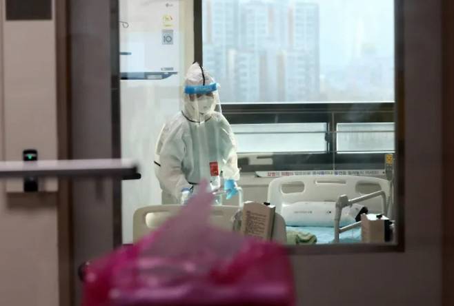 지난 12일 오후 대전시 서구 관저동 건양대학교병원에서 병원 관계자가 코로나19 추가 병상에 놓일 시설물을 옮기고 있다. 연합뉴스