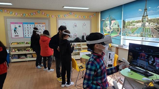 VR을 통해 미래 직업을 체험하고 있는 초등학생들.   휴먼포레스트